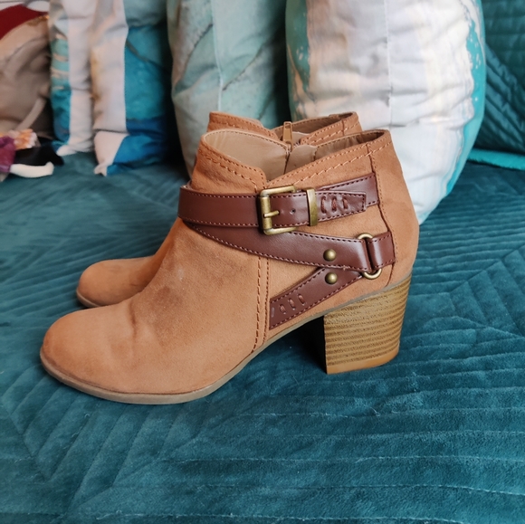 New size 8 brown suede booties - Picture 4 of 4